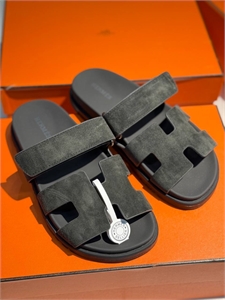 {{productViewItem.photos[photoViewList.activeNavIndex].Alt || productViewItem.photos[photoViewList.activeNavIndex].Description || 'Шлепанцы HERMES'}}