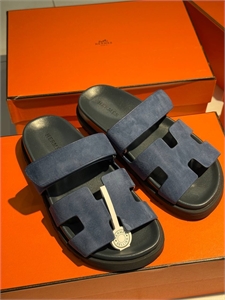 {{productViewItem.photos[photoViewList.activeNavIndex].Alt || productViewItem.photos[photoViewList.activeNavIndex].Description || 'Шлепанцы HERMES'}}