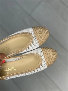 {{productViewItem.photos[photoViewList.activeNavIndex].Alt || productViewItem.photos[photoViewList.activeNavIndex].Description || 'Балетки CHANEL'}}