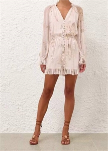 {{productViewItem.photos[photoViewList.activeNavIndex].Alt || productViewItem.photos[photoViewList.activeNavIndex].Description || 'Платье ZIMMERMANN'}}