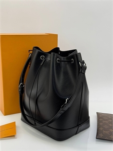 {{productViewItem.photos[photoViewList.activeNavIndex].Alt || productViewItem.photos[photoViewList.activeNavIndex].Description || 'Сумка  LOUIS VUITTON'}}
