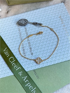 {{productViewItem.photos[photoViewList.activeNavIndex].Alt || productViewItem.photos[photoViewList.activeNavIndex].Description || 'Браслет Van Cleef Золото 750 п'}}