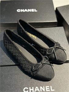 {{productViewItem.photos[photoViewList.activeNavIndex].Alt || productViewItem.photos[photoViewList.activeNavIndex].Description || 'Балетки CHANEL'}}