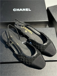 {{productViewItem.photos[photoViewList.activeNavIndex].Alt || productViewItem.photos[photoViewList.activeNavIndex].Description || 'Туфли CHANEL'}}