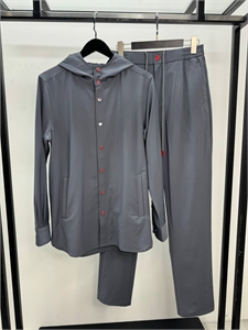 {{productViewItem.photos[photoViewList.activeNavIndex].Alt || productViewItem.photos[photoViewList.activeNavIndex].Description || 'Прогулочный костюм KITON'}}