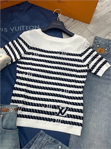{{productViewItem.photos[photoViewList.activeNavIndex].Alt || productViewItem.photos[photoViewList.activeNavIndex].Description || 'Кофта LOUIS VUITTON'}}