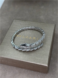 {{productViewItem.photos[photoViewList.activeNavIndex].Alt || productViewItem.photos[photoViewList.activeNavIndex].Description || 'Браслет BVLGARI Серебро 925 п'}}