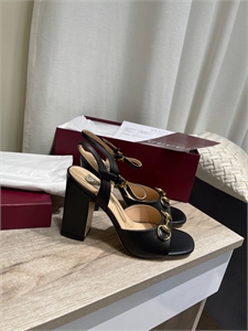 {{productViewItem.photos[photoViewList.activeNavIndex].Alt || productViewItem.photos[photoViewList.activeNavIndex].Description || 'Босоножки GUCCI'}}