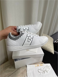 {{productViewItem.photos[photoViewList.activeNavIndex].Alt || productViewItem.photos[photoViewList.activeNavIndex].Description || 'Кеды DIOR'}}