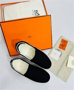 {{productViewItem.photos[photoViewList.activeNavIndex].Alt || productViewItem.photos[photoViewList.activeNavIndex].Description || 'Слипоны HERMES'}}