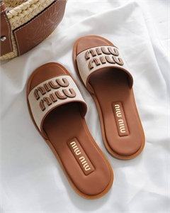 {{productViewItem.photos[photoViewList.activeNavIndex].Alt || productViewItem.photos[photoViewList.activeNavIndex].Description || 'Тапочки MIU MIU'}}