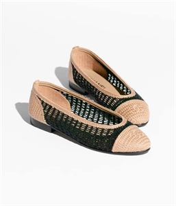 {{productViewItem.photos[photoViewList.activeNavIndex].Alt || productViewItem.photos[photoViewList.activeNavIndex].Description || 'Балетки CHANEL'}}