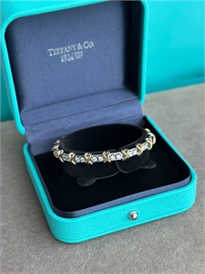 {{productViewItem.photos[photoViewList.activeNavIndex].Alt || productViewItem.photos[photoViewList.activeNavIndex].Description || 'Браслет Tiffany&amp;Co'}}