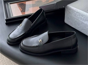 {{productViewItem.photos[photoViewList.activeNavIndex].Alt || productViewItem.photos[photoViewList.activeNavIndex].Description || 'Лоферы CHANEL'}}