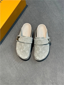 {{productViewItem.photos[photoViewList.activeNavIndex].Alt || productViewItem.photos[photoViewList.activeNavIndex].Description || 'Мюли Louis Vuitton'}}