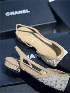 {{productViewItem.photos[photoViewList.activeNavIndex].Alt || productViewItem.photos[photoViewList.activeNavIndex].Description || 'Туфли CHANEL'}}