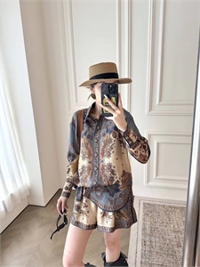 {{productViewItem.photos[photoViewList.activeNavIndex].Alt || productViewItem.photos[photoViewList.activeNavIndex].Description || 'Костюм ZIMMERMANN'}}