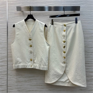 {{productViewItem.photos[photoViewList.activeNavIndex].Alt || productViewItem.photos[photoViewList.activeNavIndex].Description || 'Костюм Schiaparelli'}}