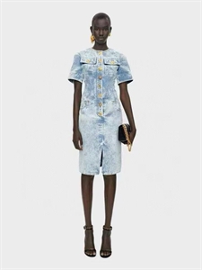{{productViewItem.photos[photoViewList.activeNavIndex].Alt || productViewItem.photos[photoViewList.activeNavIndex].Description || 'Платье Schiaparelli'}}