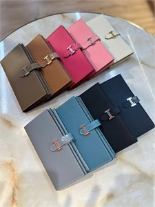 {{productViewItem.photos[photoViewList.activeNavIndex].Alt || productViewItem.photos[photoViewList.activeNavIndex].Description || 'Кошелек HERMES'}}