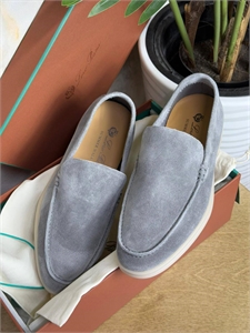 {{productViewItem.photos[photoViewList.activeNavIndex].Alt || productViewItem.photos[photoViewList.activeNavIndex].Description || 'Лоферы LP'}}