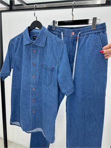 {{productViewItem.photos[photoViewList.activeNavIndex].Alt || productViewItem.photos[photoViewList.activeNavIndex].Description || 'Джинсовый костюм KITON'}}