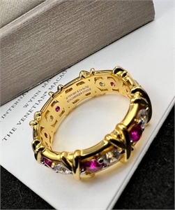 {{productViewItem.photos[photoViewList.activeNavIndex].Alt || productViewItem.photos[photoViewList.activeNavIndex].Description || 'Кольцо Tiffany&amp;Co'}}