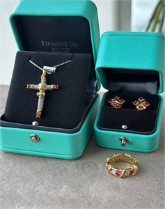{{productViewItem.photos[photoViewList.activeNavIndex].Alt || productViewItem.photos[photoViewList.activeNavIndex].Description || 'Кулон Tiffany&amp;Co'}}