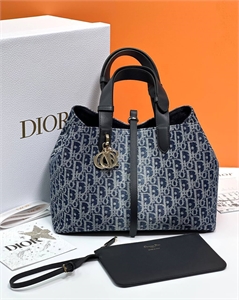 {{productViewItem.photos[photoViewList.activeNavIndex].Alt || productViewItem.photos[photoViewList.activeNavIndex].Description || 'Сумка DIOR'}}