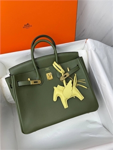 {{productViewItem.photos[photoViewList.activeNavIndex].Alt || productViewItem.photos[photoViewList.activeNavIndex].Description || 'Брелок HERMES'}}