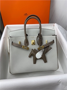 {{productViewItem.photos[photoViewList.activeNavIndex].Alt || productViewItem.photos[photoViewList.activeNavIndex].Description || 'Брелок HERMES'}}