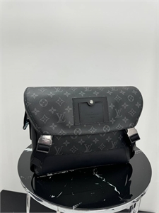 {{productViewItem.photos[photoViewList.activeNavIndex].Alt || productViewItem.photos[photoViewList.activeNavIndex].Description || 'Сумка через плечо LV'}}