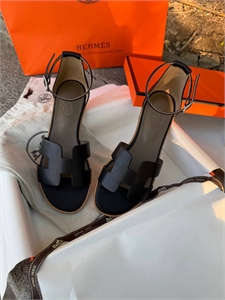 {{productViewItem.photos[photoViewList.activeNavIndex].Alt || productViewItem.photos[photoViewList.activeNavIndex].Description || 'Сандалии HERMES'}}