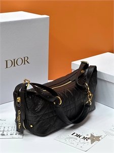 {{productViewItem.photos[photoViewList.activeNavIndex].Alt || productViewItem.photos[photoViewList.activeNavIndex].Description || 'Сумка DIOR'}}