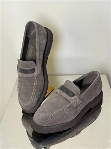 {{productViewItem.photos[photoViewList.activeNavIndex].Alt || productViewItem.photos[photoViewList.activeNavIndex].Description || 'Лоферы BRUNELLO CUCINELLI'}}