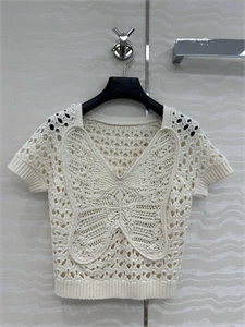 {{productViewItem.photos[photoViewList.activeNavIndex].Alt || productViewItem.photos[photoViewList.activeNavIndex].Description || 'Костюм DIOR'}}
