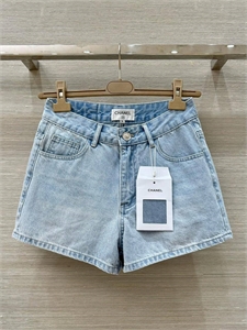 {{productViewItem.photos[photoViewList.activeNavIndex].Alt || productViewItem.photos[photoViewList.activeNavIndex].Description || 'Шорты CHANEL'}}