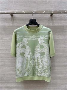 {{productViewItem.photos[photoViewList.activeNavIndex].Alt || productViewItem.photos[photoViewList.activeNavIndex].Description || 'Кофта HERMES'}}