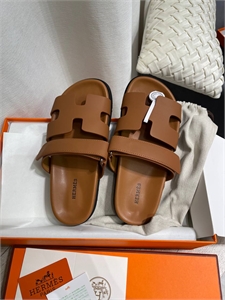 {{productViewItem.photos[photoViewList.activeNavIndex].Alt || productViewItem.photos[photoViewList.activeNavIndex].Description || 'Тапочки HERMES'}}