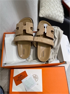 {{productViewItem.photos[photoViewList.activeNavIndex].Alt || productViewItem.photos[photoViewList.activeNavIndex].Description || 'Тапочки HERMES'}}
