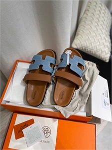 {{productViewItem.photos[photoViewList.activeNavIndex].Alt || productViewItem.photos[photoViewList.activeNavIndex].Description || 'Тапочки HERMES'}}