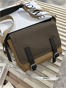 {{productViewItem.photos[photoViewList.activeNavIndex].Alt || productViewItem.photos[photoViewList.activeNavIndex].Description || 'Сумка LOEWE'}}