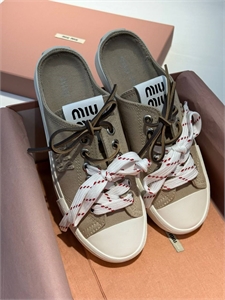 {{productViewItem.photos[photoViewList.activeNavIndex].Alt || productViewItem.photos[photoViewList.activeNavIndex].Description || 'Мюли MIU MIU'}}