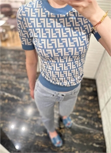 {{productViewItem.photos[photoViewList.activeNavIndex].Alt || productViewItem.photos[photoViewList.activeNavIndex].Description || 'Кофта FENDI'}}