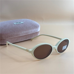 {{productViewItem.photos[photoViewList.activeNavIndex].Alt || productViewItem.photos[photoViewList.activeNavIndex].Description || 'Очки MIU MIU'}}
