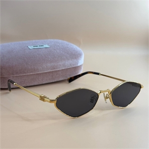 {{productViewItem.photos[photoViewList.activeNavIndex].Alt || productViewItem.photos[photoViewList.activeNavIndex].Description || 'Очки MIU MIU'}}