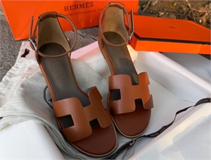 {{productViewItem.photos[photoViewList.activeNavIndex].Alt || productViewItem.photos[photoViewList.activeNavIndex].Description || 'Сандалии HERMES'}}