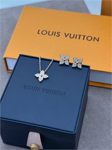 {{productViewItem.photos[photoViewList.activeNavIndex].Alt || productViewItem.photos[photoViewList.activeNavIndex].Description || 'Серьги LOUIS VUITTON'}}