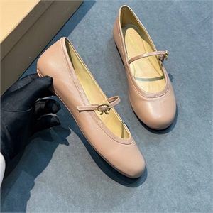 {{productViewItem.photos[photoViewList.activeNavIndex].Alt || productViewItem.photos[photoViewList.activeNavIndex].Description || 'Балетки GIANVITO ROSSI'}}