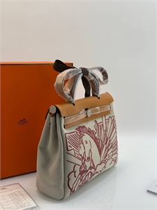{{productViewItem.photos[photoViewList.activeNavIndex].Alt || productViewItem.photos[photoViewList.activeNavIndex].Description || 'Сумка HERMES'}}